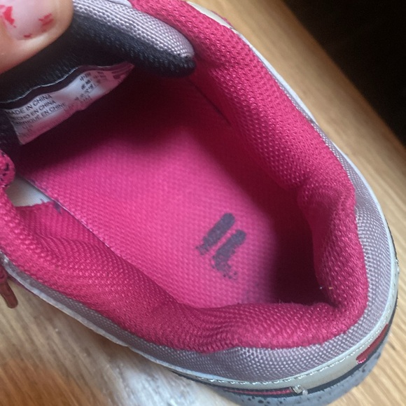 NWT woman’s Fila Reminder sneakers in pink/gray/beige - Picture 9 of 9